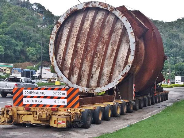 Carreta estacionada atrapalha entrada de bairro e retorno a BR 262 2