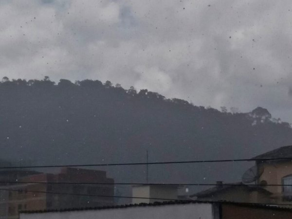 Chuva repentina em Marechal Floriano surpreende morador e visitante 2