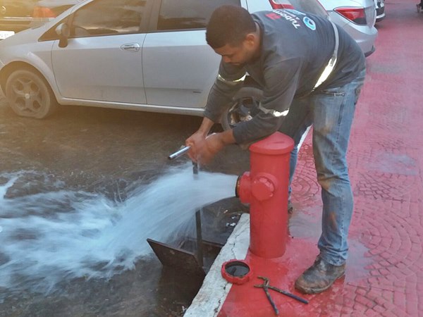 Defeito na rede de agua da Cesan e reparado por equipe