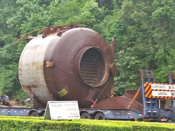 Domingo e a chuva param carreta com carga exagerada na BR262 2