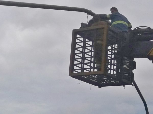 Equipamentos eletricos sao removidos em Marechal Floriano para carreta trafegar 2