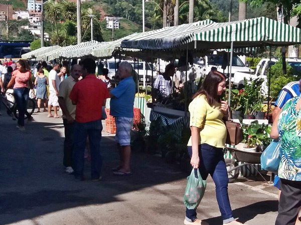 Feirinha lotada na manha deste sabado 10 em Marechal Floriano 2