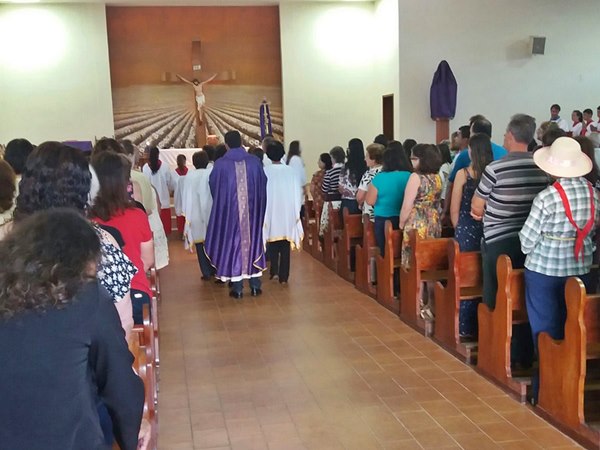 Fieis lotam bancadas da capela de SantAna na missa de Quarta feira de Cinzas 2