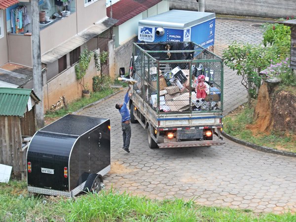 Lixo em Domingos Martins sem latoes o que sobra sao promessas e reclamacoes dos moradores