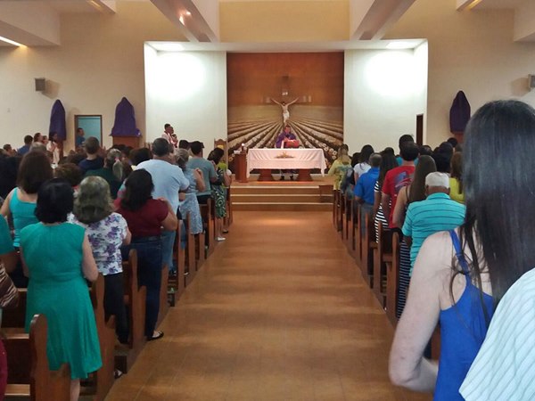 Missa da capela catolica atrai multidao de fieis em Marechal Floriano