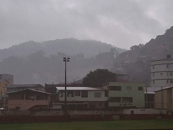 Noite chuvosa aumenta o nivel das aguas no rio e corregos