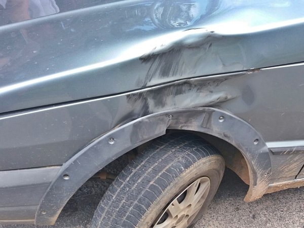Pneus se desprendem de carreta de combustivel e atingem carro 2