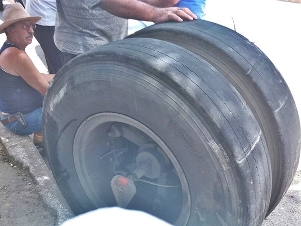 Pneus se desprendem de carreta de combustivel e atingem carro 3