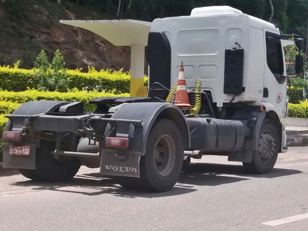 Pneus se desprendem de carreta de combustivel e atingem carro 4