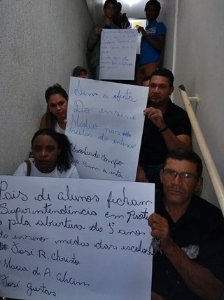 Protesto Pais fecham superintendencia e SEDU marca reabertura do Ensino Medio em Afonso Claudio 2