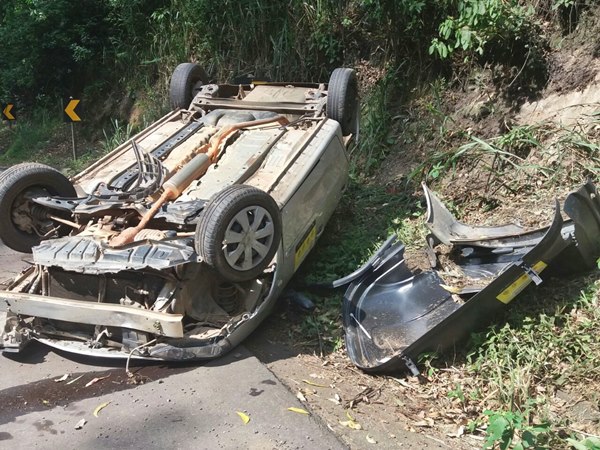 Carro de empresa tomba em uma curva na BR 262 2