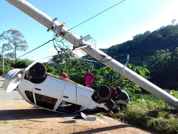 Colisao violenta entre veiculo e poste de concreto em Afonso Claudio 2