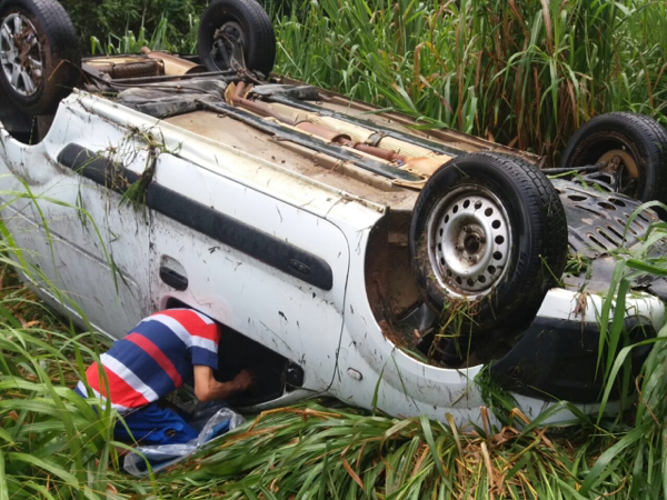 Empresario capota com carro na BR262 em Marechal Floriano