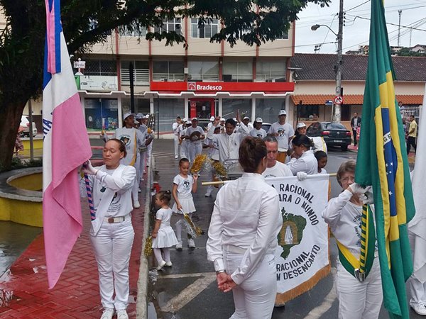Grupo de homens e mulheres propagam o uso do pensamento em Marechal Floriano 2