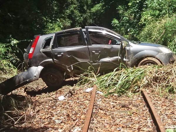 Homem ferido gravemente em acidente com carro de passeio 4