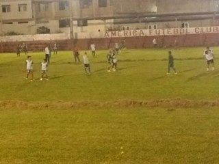 Meninos treinam com afinco para mostrar futebol aos veteranos do Mengao