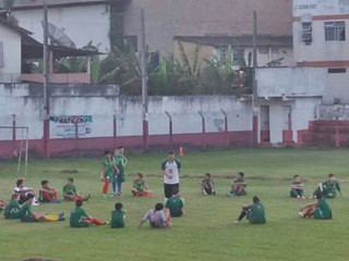 Meninos treinam com afinco para mostrar futebol aos veteranos do Mengao 3