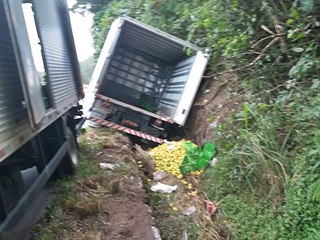 Motorista dorme no volante e caminhao bate em pedreira na BR262