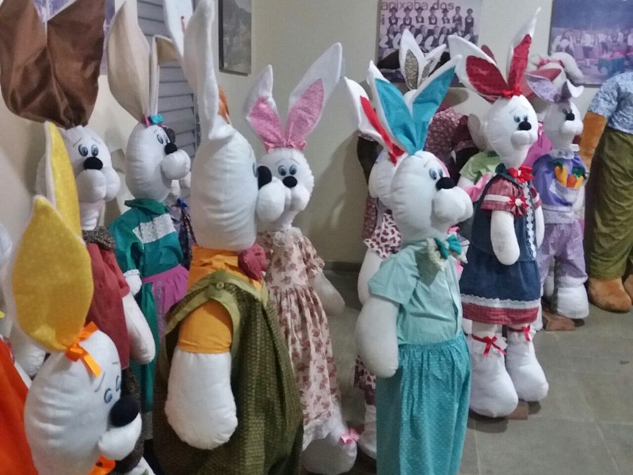 Ornamentacao da Pascoa Magica comeca com a presenca de duas coelhas em Marechal Floriano 4