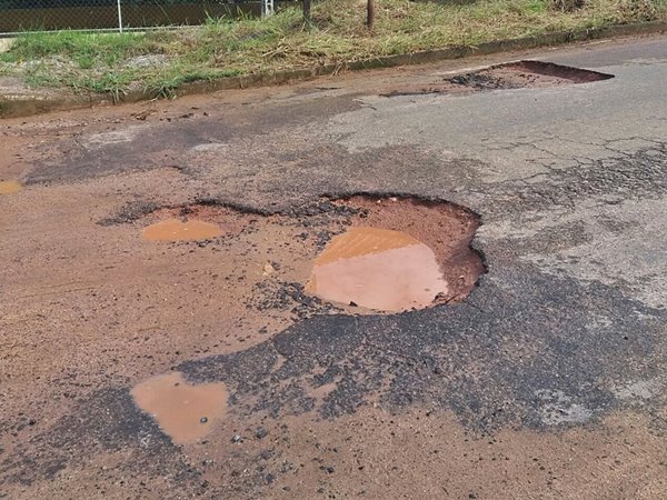 Rodovia com muitos buracos entre Marechal Floriano e Alfredo Chaves 2