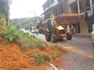Barreiras deslizam sobre as ruas em bairros de Marechal Floriano