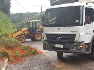 Barreiras deslizam sobre as ruas em bairros de Marechal Floriano 2
