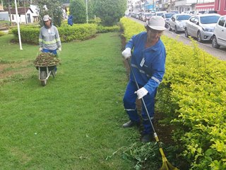 Bracais municipais fazem limpezas em terrenos federais em Marechal Floriano 3