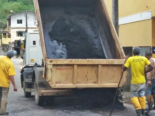 Buracos são tapados com sobras de asfalto em uma avenida de Marechal Floriano