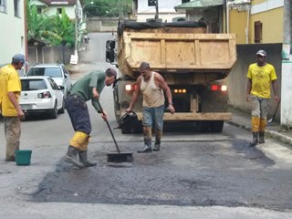Buracos são tapados com sobras de asfalto em uma avenida de Marechal Floriano 3