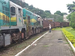 Buzinadas do trem na passagem de nivel em Marechal Floriano desperta lembrancas aos moradores 2