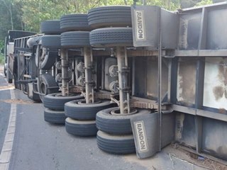 Carreta carregada de carne de porco congelada tombou na BR 262 2