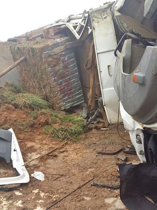 Carreta com pedras de granito tomba e motorista escapa da morte 2