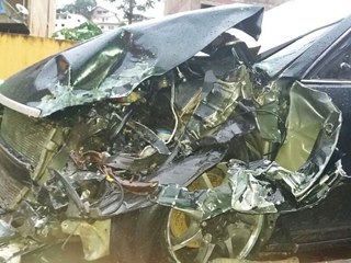 Carro de passeio derrapa na pista molhada e colide com carreta