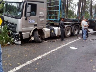 Carro de passeio derrapa na pista molhada e colide com carreta 2