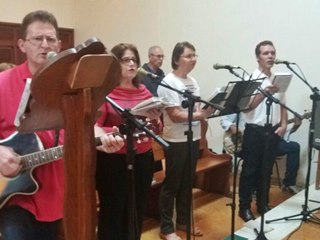 Catolicos lotam bancadas na igreja de SantAna na noite de ontem 2