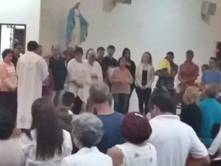 Catolicos lotam bancadas na igreja de SantAna na noite de ontem 4