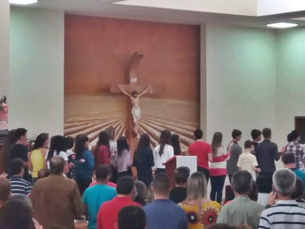 Celebracao catolica apresenta jovens que serao crismados em Marechal Floriano 5