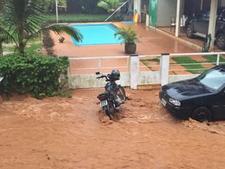 Chuva alaga ruas e interdita estradas em Alfredo Chaves