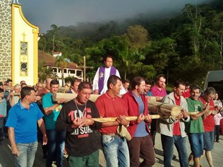 Comunidade Católica de Victor Hugo instala cruzeiro apos 50 anos 3