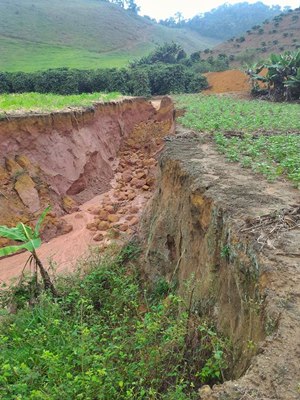 Cratera impede transporte de estudantes e de produção agrícola em Domingos Martins 3