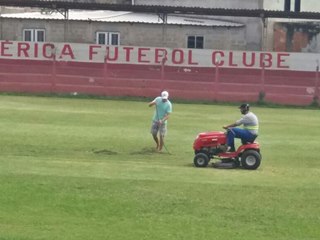 Gramado do campo da disputa dos meninos é recuperado em Marechal Floriano