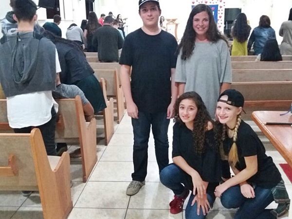 Jovens cantam dancam e oram na Igreja Quadrangular em Marechal Floriano 2