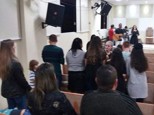Jovens cantam dancam e oram na Igreja Quadrangular em Marechal Floriano 3
