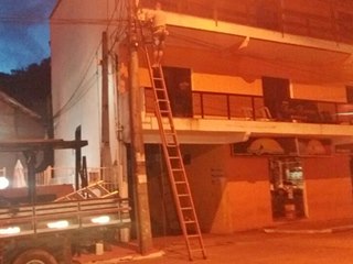 Lampadas da pracinha acesas durante o dia e apagadas a noite