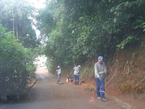 Limpeza da Marechal Floriano começa e rio se mantem com nível alto