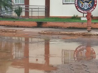 Limpeza geral com jatos de água onde houve quedas de barreiras
