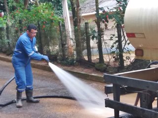 Limpeza geral com jatos de água onde houve quedas de barreiras 2