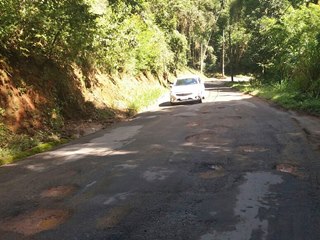 Mais buracos na estrada velha de Campinho e nada de consertos