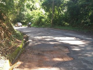 Mais buracos na estrada velha de Campinho e nada de consertos 3