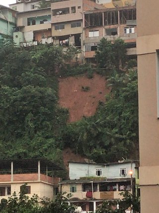 Poste com cabos telefônicos preso numa barreira em Marechal Floriano